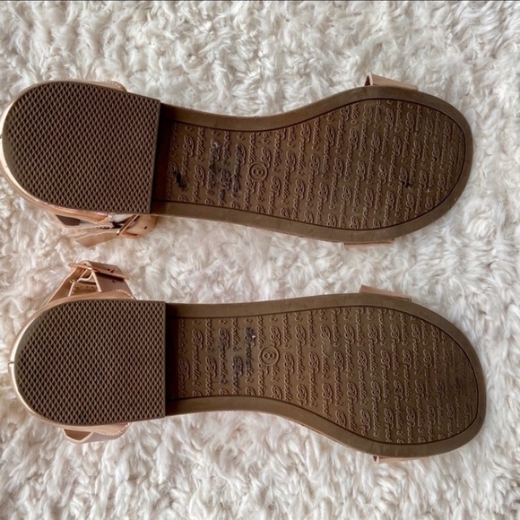 THE CUTEST Rose Gold Metallic Flat Sandals 🤍 - Picture 4 of 4